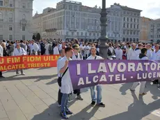 I lavoratori dell'Alcatel triestina protestano in piazza Unità