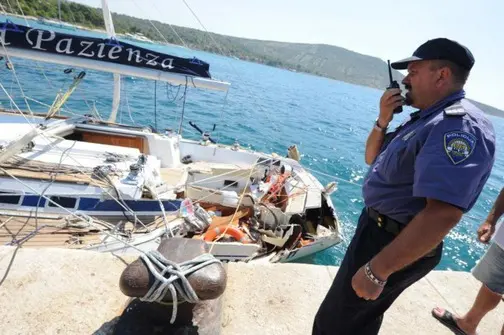 La barca a vela "Santa Pazienza", dopo l'investimento da parte del motoscafo del tycoon: a bordo morirono moglie e marito padovani