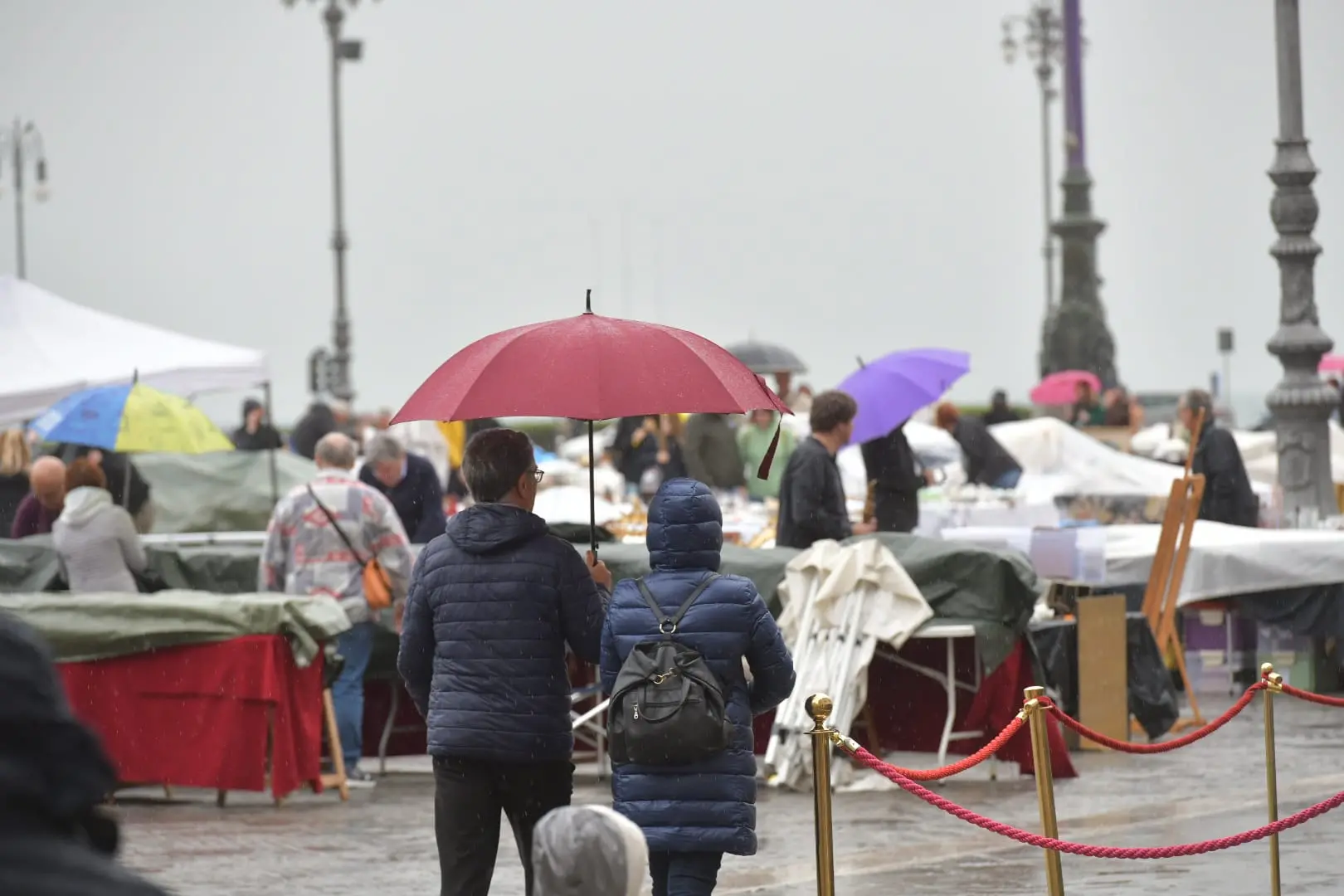 In queste foto di Francesco Bruni gli stand del Mercatino dell'usato aperto la domenica di Pasqua e lunedì di Pasquetta nella centrale piazza Unità e nel vicino ghetto. Le bancarelle hanno cercato di resistere quanto più possibile alla pioggia e non sono mancati turisti e triestini che hanno scelto di riversarsi in centro, assaporando anche i sapori offerti poco più in là, in piazza Ponterosso, dall'International Street Food.