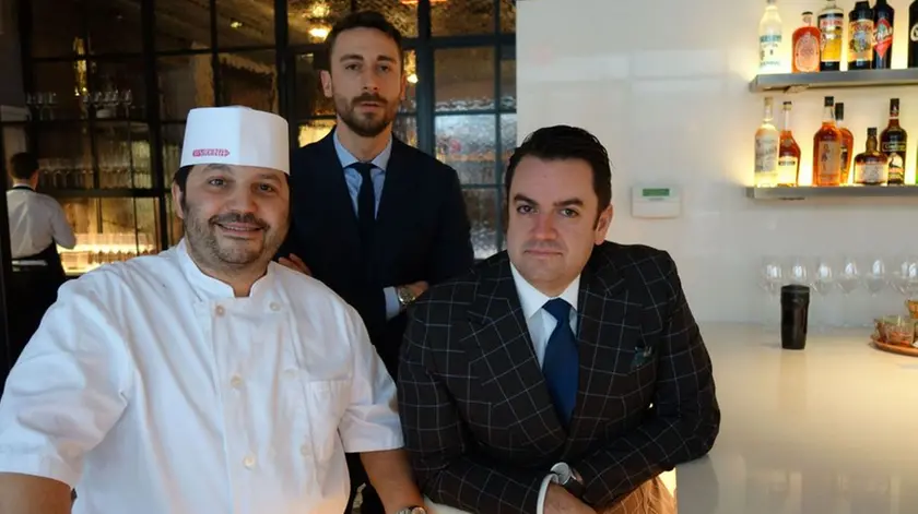 Luca Vesnaver (in piedi) con due componenti dello staff del Sirena: lo chef Josh Laurano e il manager Jeff Katz