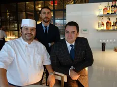 Luca Vesnaver (in piedi) con due componenti dello staff del Sirena: lo chef Josh Laurano e il manager Jeff Katz