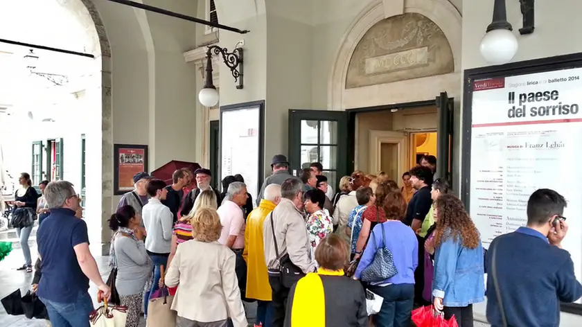 Lasorte Trieste 25/06/14 - Teatro Verdi, Fila per Biglietti Carmina Burana, Persone rimaste senza Biglietto