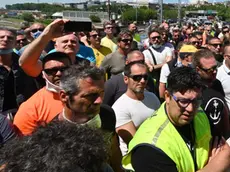 Foto BRUNI Trieste 06.06.2020 Zeno D'Agostino incontra i portuali-abbracci e commozione