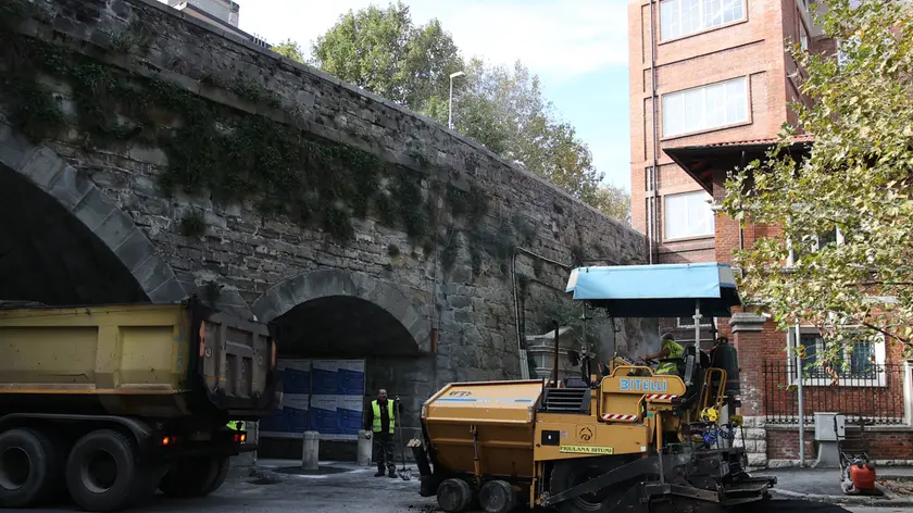 Le ruspe in azione nei pressi del ponte dove sta nascendo la nuova rete elettrica Foto Andrea Lasorte