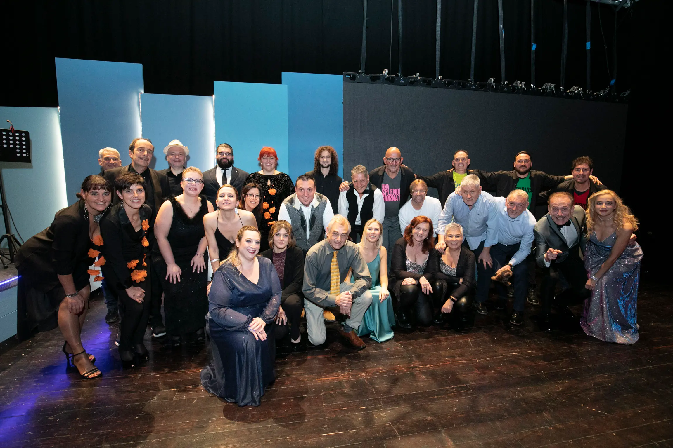 Trionfo di partecipazione e di pubblico al 18° CantaFestival de la Bisiacaria, il cosiddetto “Sanremo bisiaco” edizione 2022, in programma al Teatro Comunale di Monfalcone. A vincere con 412 voti, tra una pioggia di coriandoli e di applausi la canzone “Al pianista e la balarina”, un brano cantato da Manuel Dominko di Gorizia e Martina Zerjal di Trieste (testo di Marco Giovanetti, musica di Manuel Dominko). La coppia ha ricevuto il premio dal sindaco Anna Maria Cisint e dal presidente della Pro loco Giorgio Iuretta. Le foto sono di Katia Bonaventura