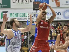 Deron Washington al tiro contro il Banco di Sardegna Sassari