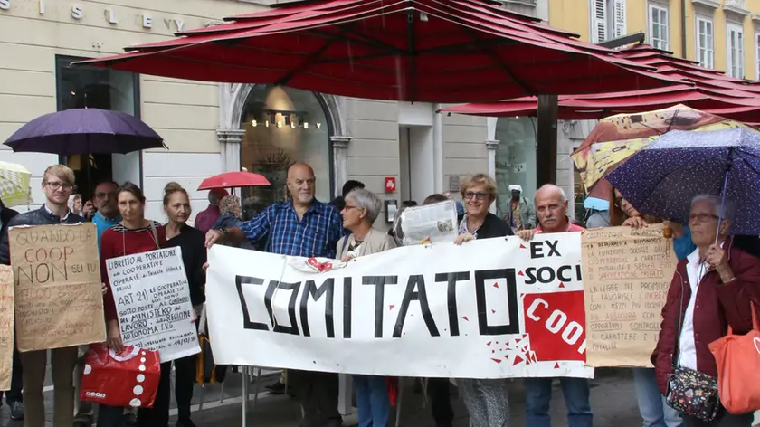 Un presidio del comitato dei risparmiatori delle Coop Operaie in via delle Torri. Foto Lasorte