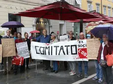 Un presidio del comitato dei risparmiatori delle Coop Operaie in via delle Torri. Foto Lasorte