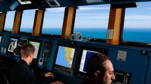 Una foto della plancia di una nave con tutti i sistemi tecnologici di controllo e navigazione