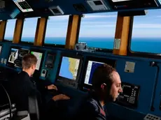 Una foto della plancia di una nave con tutti i sistemi tecnologici di controllo e navigazione