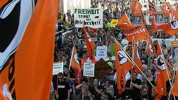 Ein Meer von Piratenflaggen bei "Freiheit statt Angst 2009"