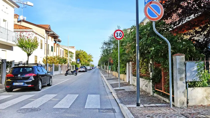 Un attraversamento pedonale in centro a Grado con il cartello di 30 chilometri orari