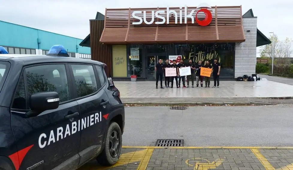 I carabinieri davanti a Sushiko