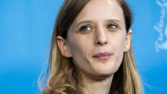 epa05158261 French director Mia Hansen-Love poses during a photocall for 'L'Avenir' (Things to come) at the 66th annual Berlin International Film Festival, in Berlin, Germany, 13 February 2016. The movie is presented in the official Competition program at the 'Berlinale' that runs from 11 to 21 February. EPA/MICHAEL KAPPELER