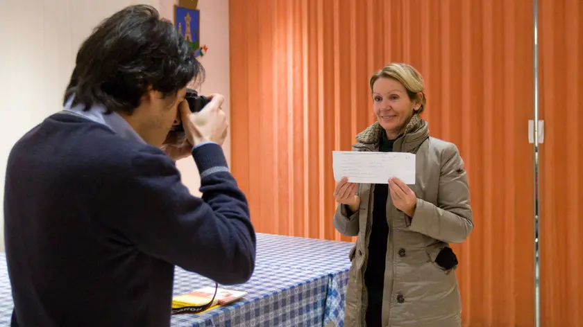 Un'aspirante comparsa ai casting per "Rosso Istria" (Foto Silvano)