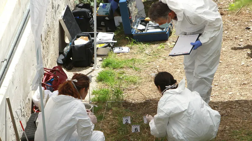 Le ricerche della Scientifica effettuate a Monfalcone nel cortile della villetta di via Carducci