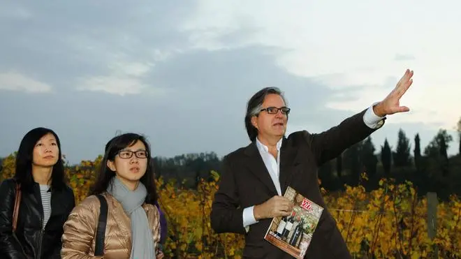 Roberto Felluga passeggia tra i vigneti dell'azienda vitivinicola Marco Felluga con le giornaliste dell'edizione cinese di Revue du Vin de France a Gradisca d'Isonzo (GO), 29 ottobre 2013. Ansa/Cosimo Attanasio