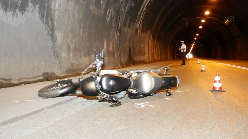 La moto a terra dentro la galleria di piazza Foraggi (foto Silvano)