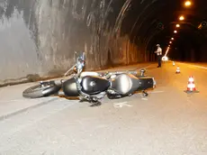 La moto a terra dentro la galleria di piazza Foraggi (foto Silvano)