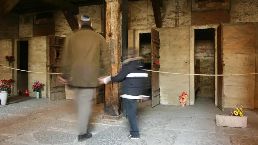 Padre e figlio in visita alla Risera di San Sabba, simbolo dei crimini nazisti a Trieste e in Italia