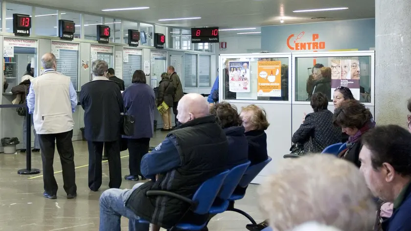 Una fila davanti al Cup di un ospedale