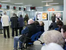 Una fila davanti al Cup di un ospedale