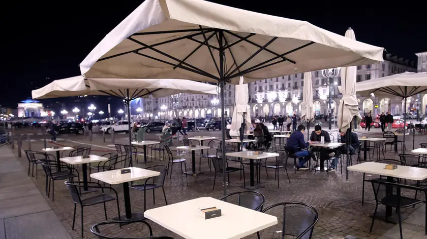 Empty restaurants, few tourists and Turinese residents during the night life in Turin, northern Italy, 18 October 2020. The COVID-19 pandemic is in an "acute phase" in Italy, according to the latest weekly monitoring report of the coronavirus by the Higher Health Institute (ISS) and the Health Ministry. ANSA/ ALESSANDRO DI MARCO