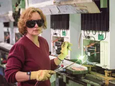 Operaia al lavoro all'Electrolux