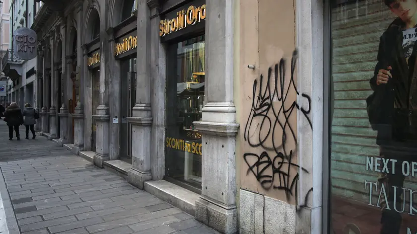 Le scritte dei vandali in via San Nicolò