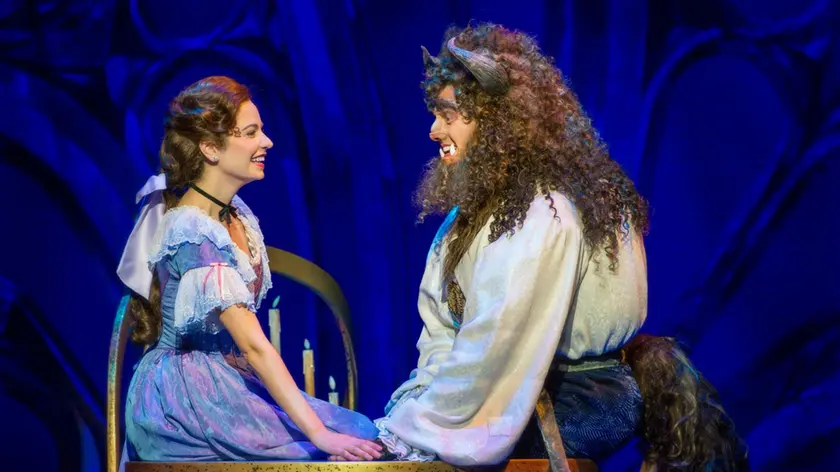 Una scena dello spettacolo "Disney's Beauty and The Beast"
