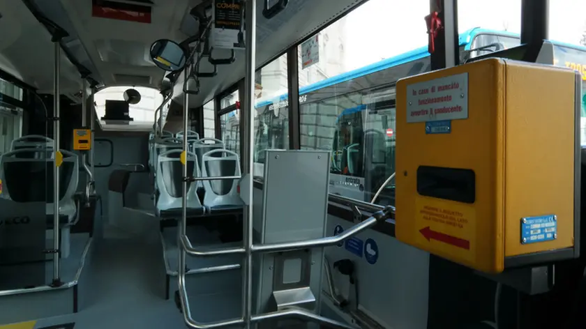 Una macchina obliteratrice a bordo di un bus