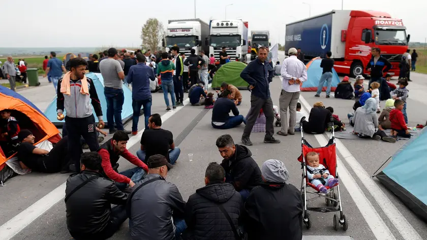 Blocco stradale di migranti