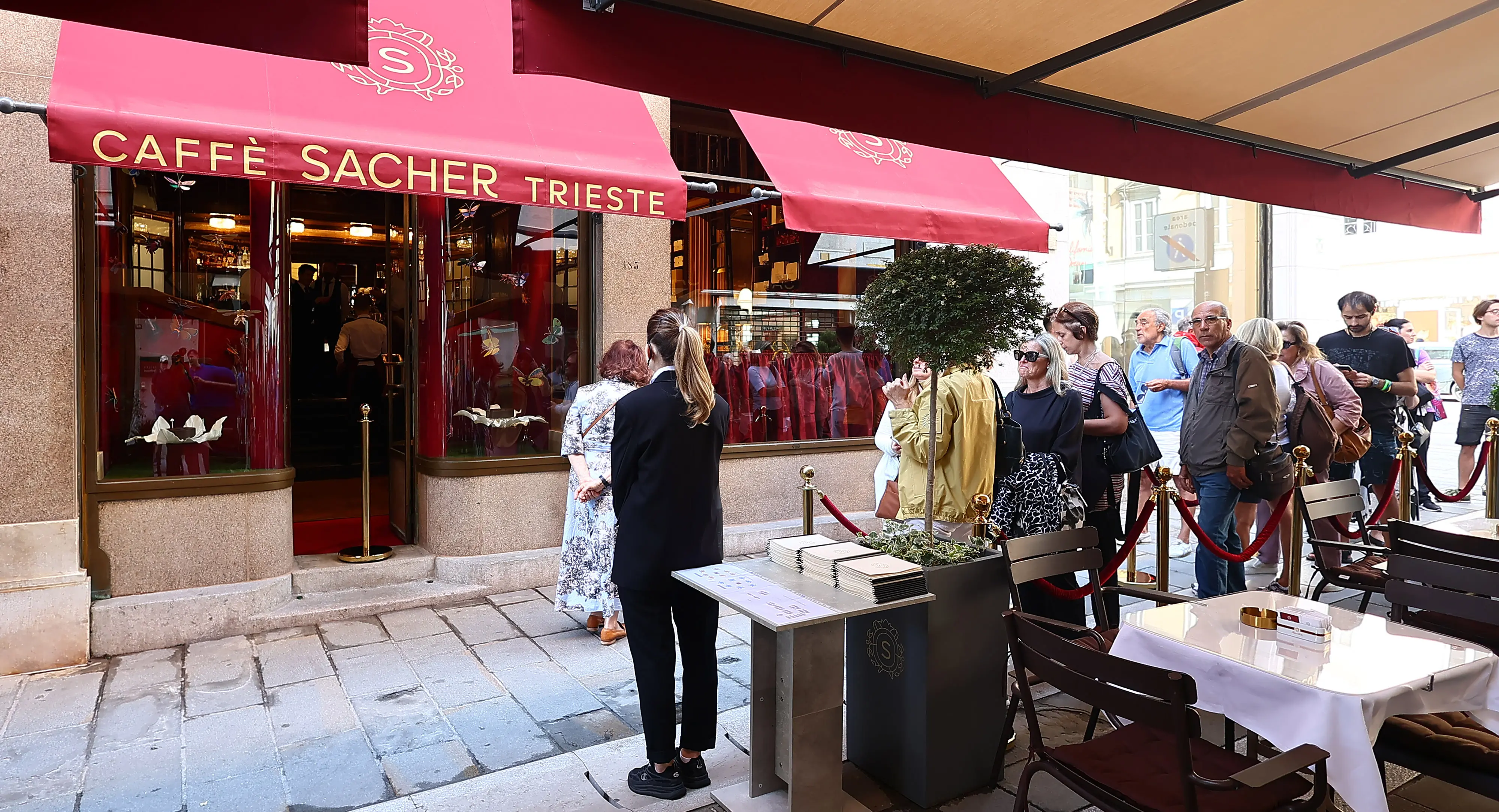 Lasorte Trieste 01/06/23 - Via Dante, Apertura caffè Sacher