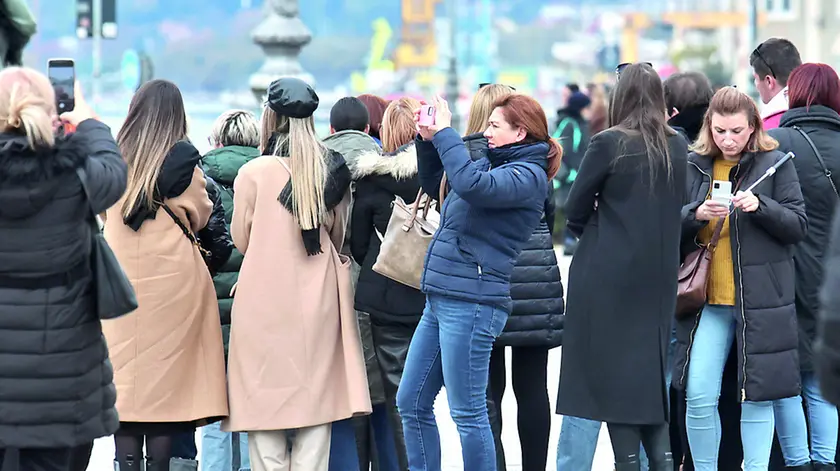 Scatti e selfie lungo le Rive cittadine (foto Andrea Lasorte)