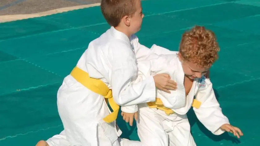 Due bambini alle prese col karate