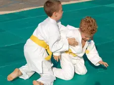 Due bambini alle prese col karate