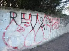 Una delle scritte contro il rettore apparse all'Università (Lasorte)