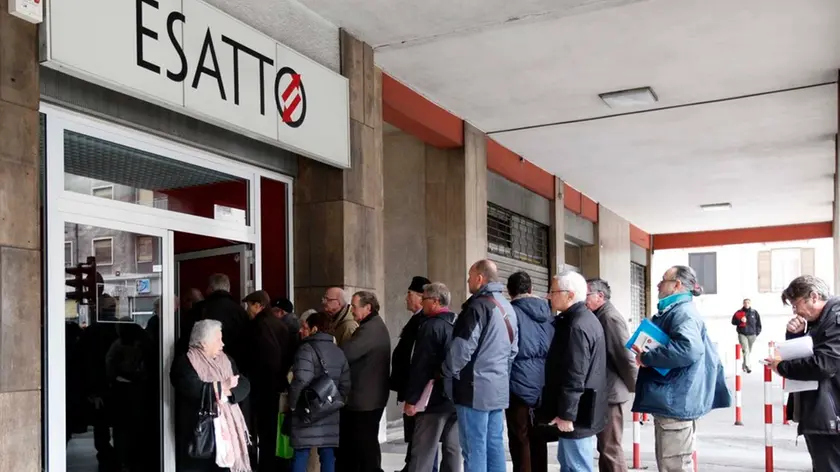 Silvano Trieste 14/12/2015 Esatto, la fila di persone in attesa