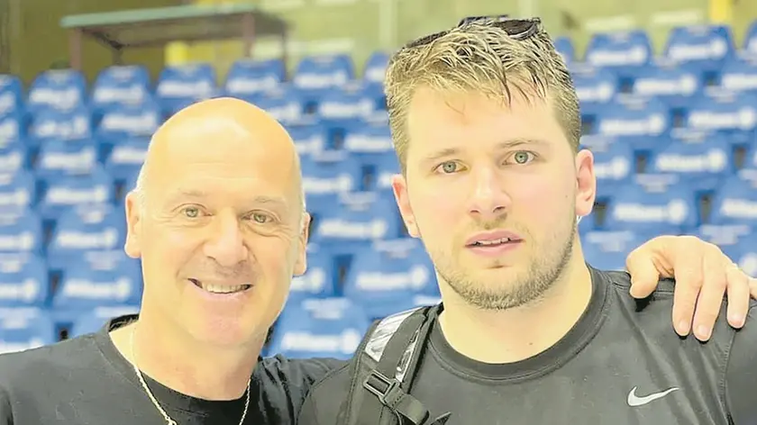 Boris Vitez assieme al fuoriclasse sloveno Luka Dončić protagonista di Italia-Slovenia