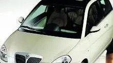 20040204 - ROMA - ECO : AUTO: IMMATRICOLAZIONI GENNAIO, LA TOP TEN DEI MODELLI. La Lancia Ypsilon in un' immagine d' archivio. Anche a gennaio, nella 'top ten' dei modelli piu' venduti in Italia, Fiat si aggiudica le prime due postazioni, con la conferma di Punto e della Nuova Panda rispettivamente al primo ed al secondo posto. Il terzo posto, invece, e' occupato dalla Lancia Ypsilon. ARCHIVIO / ANSA / PAL........