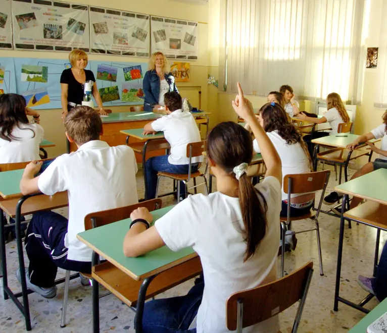 Un'insegnante durante una lezione in classe in una foto d'archivio. ANSA/ ALESSANDRO DI MEO