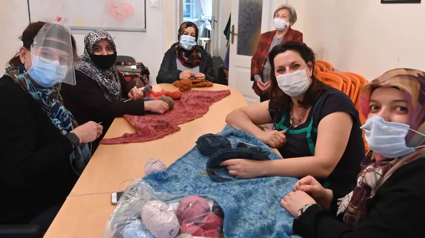 Alcuni momenti delle lezioni di cucito che si tengono ogni sabato alla Sant’Egidio