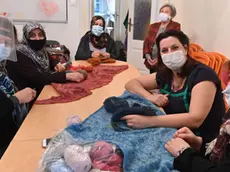Alcuni momenti delle lezioni di cucito che si tengono ogni sabato alla Sant’Egidio