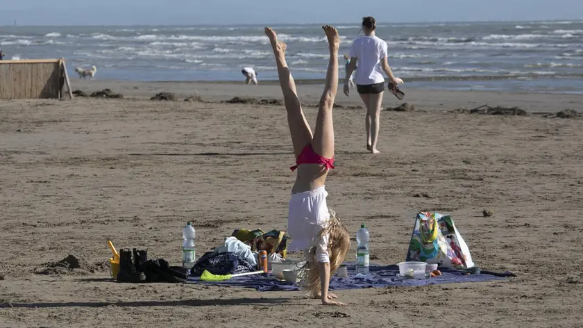 C’è chi si diverte in spiaggia anche quando non c’è la stagione estiva Foto Katia Bonaventura