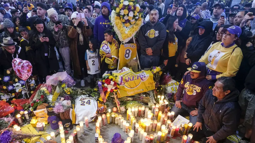 26/01/2020 Los Angeles. fiori, immagini e messaggi vengono collocati in un memoriale allestito per l'ex giocatore della NBA Kobe Bryant, morto in un incidente aereo con la figli Maria Gianna