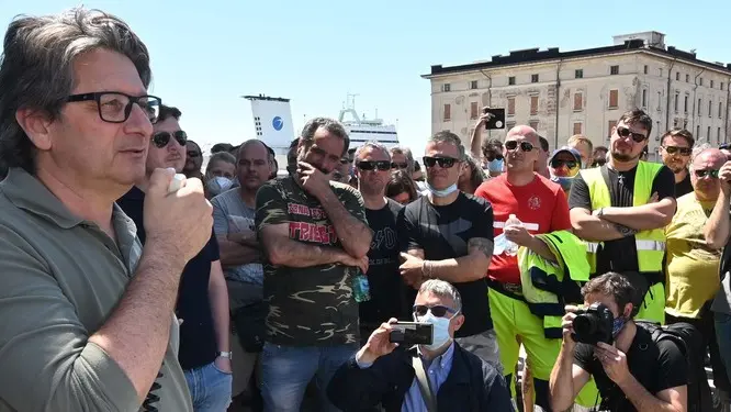 Foto BRUNI Trieste 06.06.2020 Zeno D'Agostino incontra i portuali-abbracci e commozione