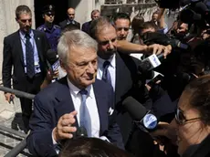 Il ministro dell'Ambiente Corrado Clini parla con i giornalisti a fianco del portone di Palazzo Chigi, al termine del Consiglio dei ministri, 3 agosto 2012. ANSA/MAURIZIO BRAMBATTI
