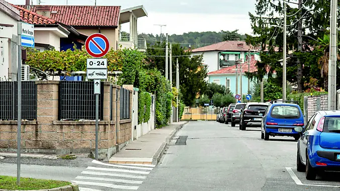 Via Monte Grappa, teatro dell’incursione dei ladri e una volante della Polizia di Stato Foto Bonaventura