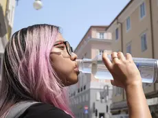 Tra i rimedi per il caldo è consigliato rimanere idratati foto Silvano