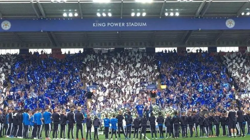 Impettito e commosso, Claudio Ranieri ha seguito l'esibizione di Andrea Bocelli, prima della partita del Leicester, al fianco del tenore italiano. Uno spettacolo nello spettacolo: tutto lo stadio colorato di blu e bianco, mentre risuonavano le note di "Nessun Dorma" e "Con te partirò". Era stato lo stesso Bocelli a promettere a Ranieri di esibirsi al King Power stadium qualora le Foxes avessero vinto il titolo. Promessa mantenuta, prima del fischio d'inizio dell'ultima gara casalinga del Leicester, contro l'Everton. ANSA/UFFICIO STAMPA +++ ANSA PROVIDES ACCESS TO THIS HANDOUT PHOTO TO BE USED SOLELY TO ILLUSTRATE NEWS REPORTING OR COMMENTARY ON THE FACTS OR EVENTS DEPICTED IN THIS IMAGE; NO ARCHIVING; NO LICENSING +++